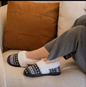 House Slippers with Faux Fur Lining, Memory Foam Slip on House Shoes（US 7-8）